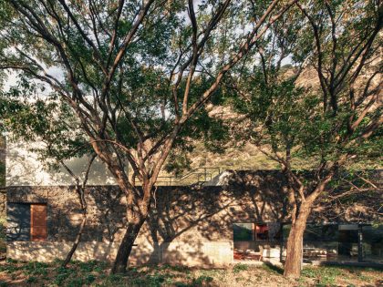 An Elegant Contemporary Home with Pivoting Glass Walls in Tepoztlán, Mexico by EDAA – Estrategias para el Desarrollo de Arquitectura (2)