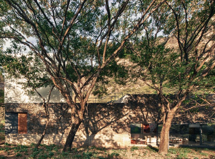 An Elegant Contemporary Home with Pivoting Glass Walls in Tepoztlán, Mexico by EDAA – Estrategias para el Desarrollo de Arquitectura (2)