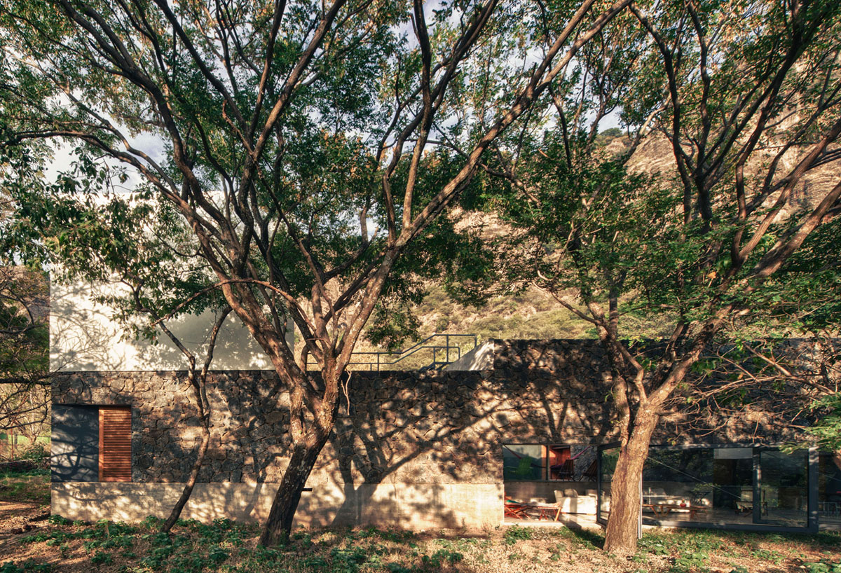 An Elegant Contemporary Home with Pivoting Glass Walls in Tepoztlán, Mexico by EDAA – Estrategias para el Desarrollo de Arquitectura (2)