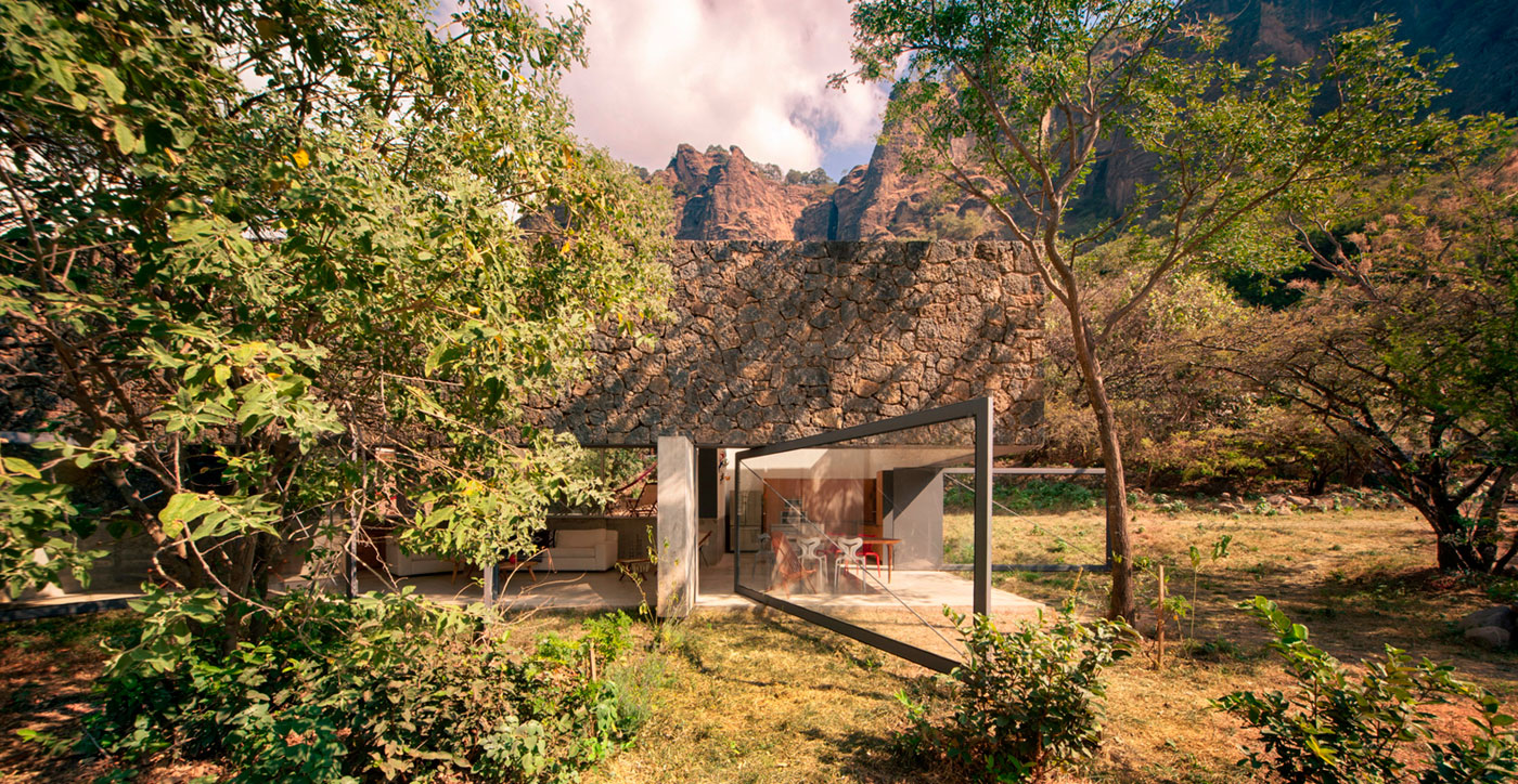 An Elegant Contemporary Home with Pivoting Glass Walls in Tepoztlán, Mexico by EDAA – Estrategias para el Desarrollo de Arquitectura (3)