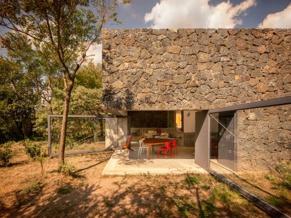 An Elegant Contemporary Home with Pivoting Glass Walls in Tepoztlán, Mexico by EDAA – Estrategias para el Desarrollo de Arquitectura (4)