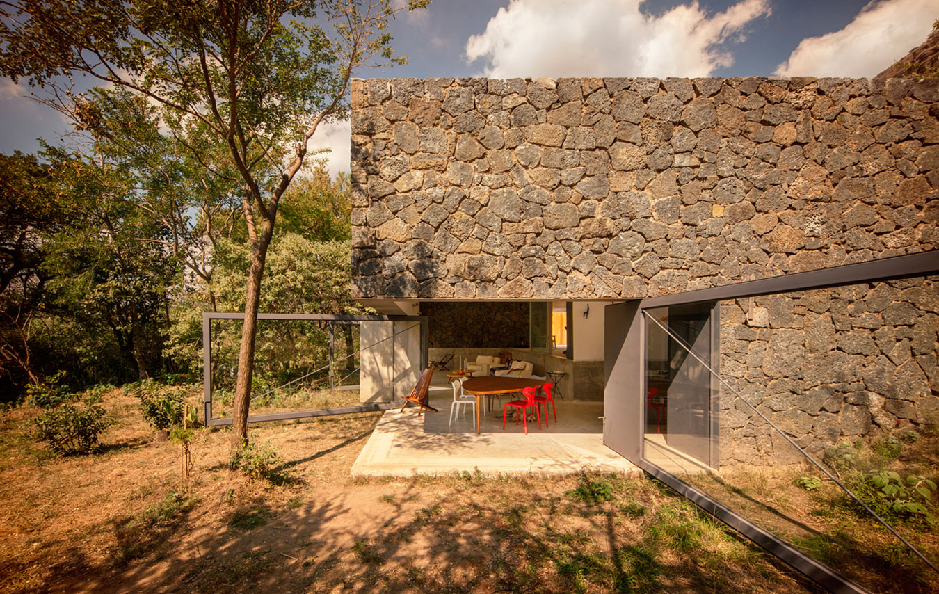 An Elegant Contemporary Home with Pivoting Glass Walls in Tepoztlán, Mexico by EDAA – Estrategias para el Desarrollo de Arquitectura (4)