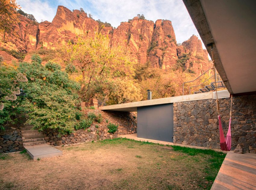 An Elegant Contemporary Home with Pivoting Glass Walls in Tepoztlán, Mexico by EDAA – Estrategias para el Desarrollo de Arquitectura (5)