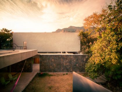 An Elegant Contemporary Home with Pivoting Glass Walls in Tepoztlán, Mexico by EDAA – Estrategias para el Desarrollo de Arquitectura (6)