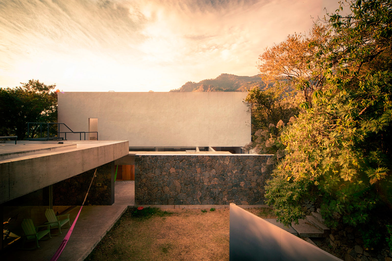 An Elegant Contemporary Home with Pivoting Glass Walls in Tepoztlán, Mexico by EDAA – Estrategias para el Desarrollo de Arquitectura (6)