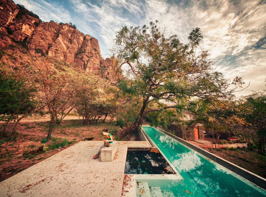 An Elegant Contemporary Home with Pivoting Glass Walls in Tepoztlán, Mexico by EDAA – Estrategias para el Desarrollo de Arquitectura (7)