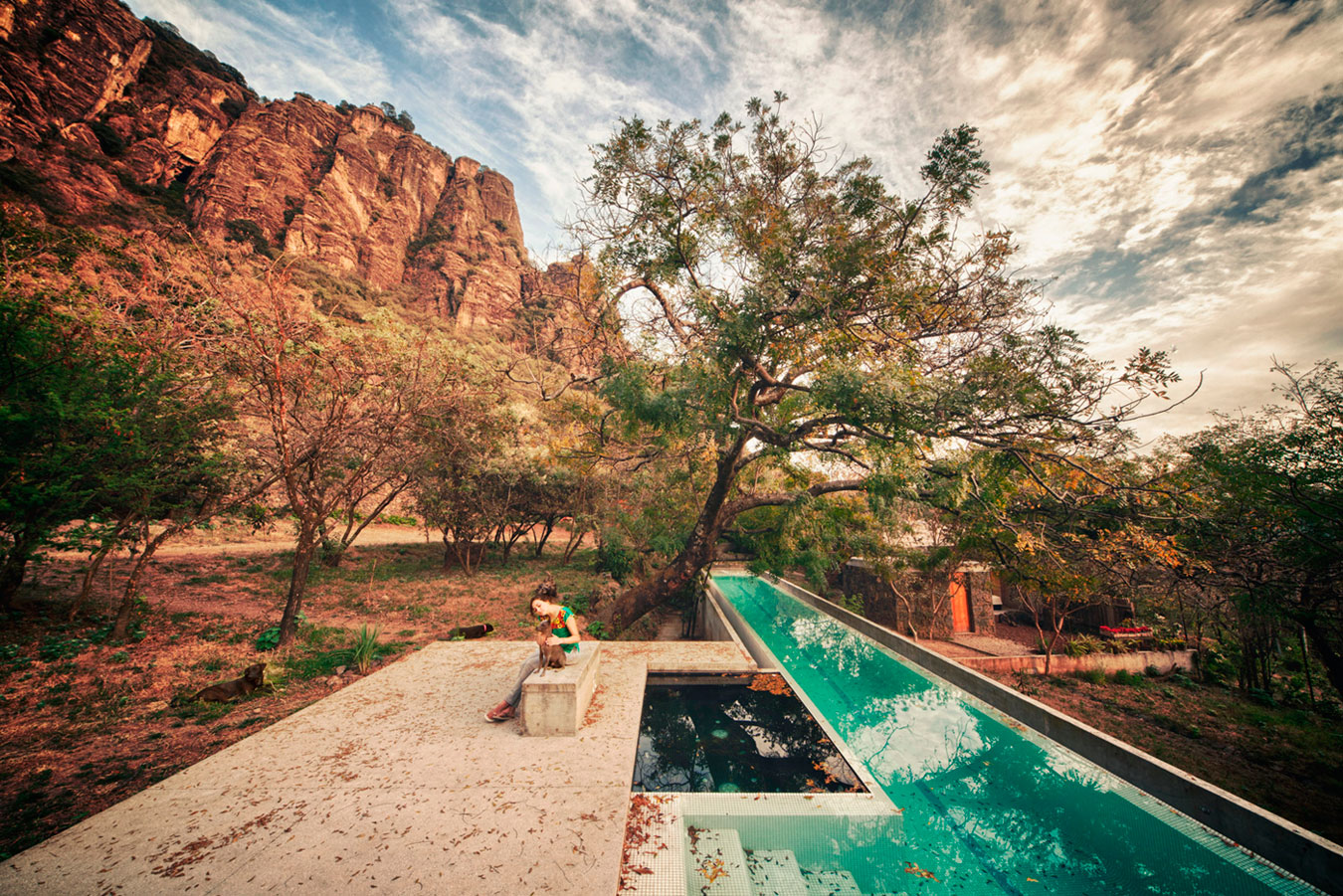 An Elegant Contemporary Home with Pivoting Glass Walls in Tepoztlán, Mexico by EDAA – Estrategias para el Desarrollo de Arquitectura (7)