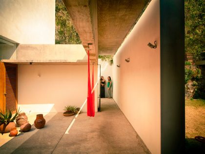 An Elegant Contemporary Home with Pivoting Glass Walls in Tepoztlán, Mexico by EDAA – Estrategias para el Desarrollo de Arquitectura (9)