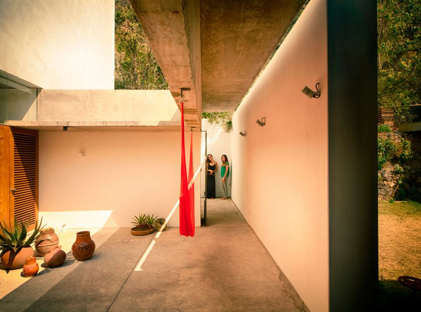 An Elegant Contemporary Home with Pivoting Glass Walls in Tepoztlán, Mexico by EDAA – Estrategias para el Desarrollo de Arquitectura (9)