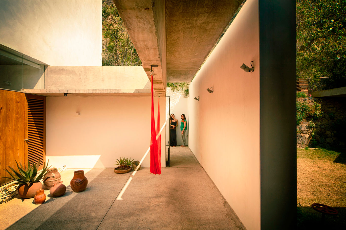 An Elegant Contemporary Home with Pivoting Glass Walls in Tepoztlán, Mexico by EDAA – Estrategias para el Desarrollo de Arquitectura (9)