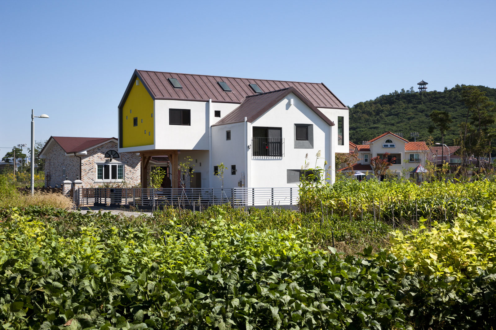 An Elegant Contemporary Home with Playful Interiors in Jeollabuk-do, South Korea by KDDH architects (1)