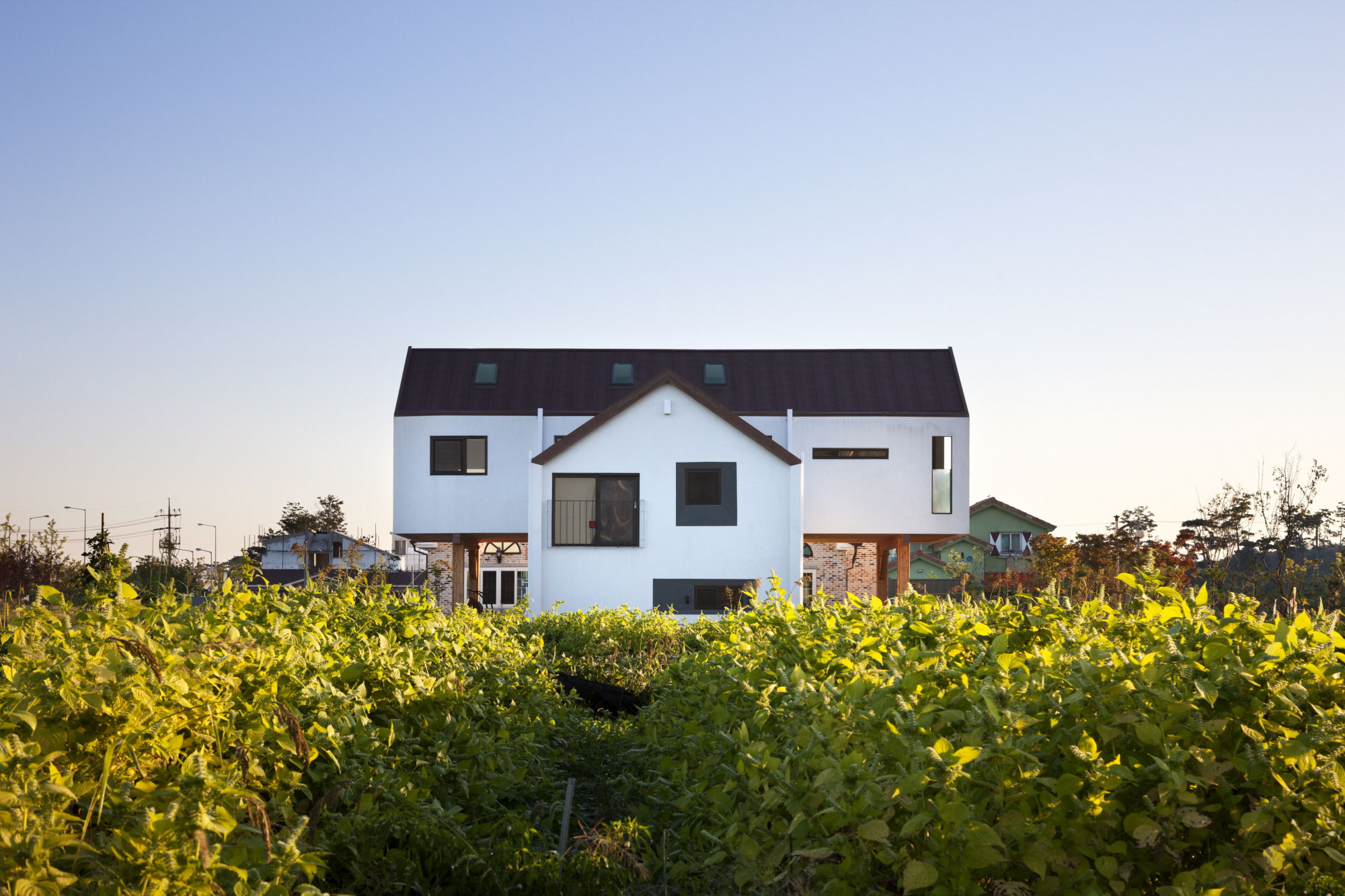 An Elegant Contemporary Home with Playful Interiors in Jeollabuk-do, South Korea by KDDH architects (2)