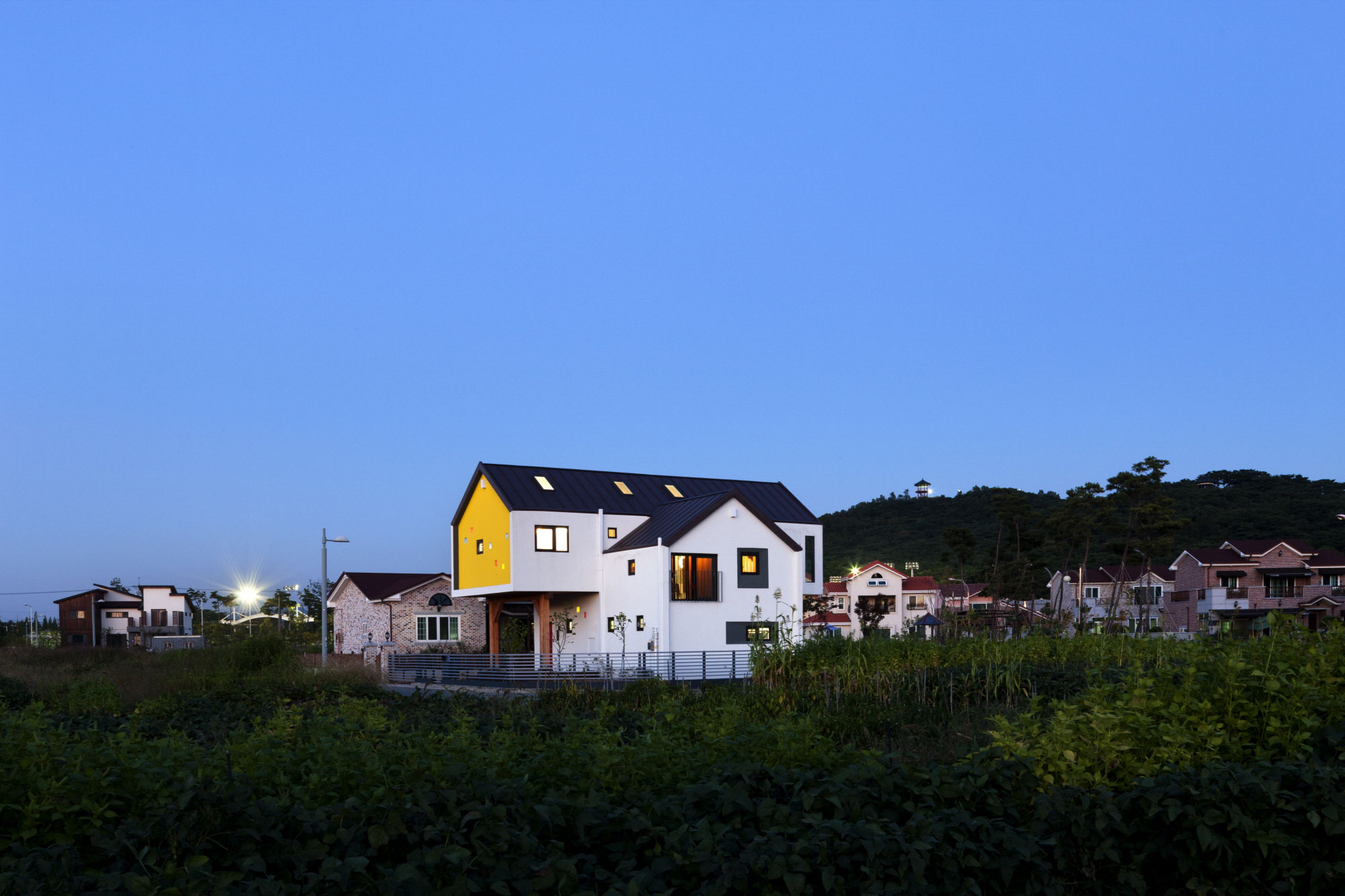 An Elegant Contemporary Home with Playful Interiors in Jeollabuk-do, South Korea by KDDH architects (20)