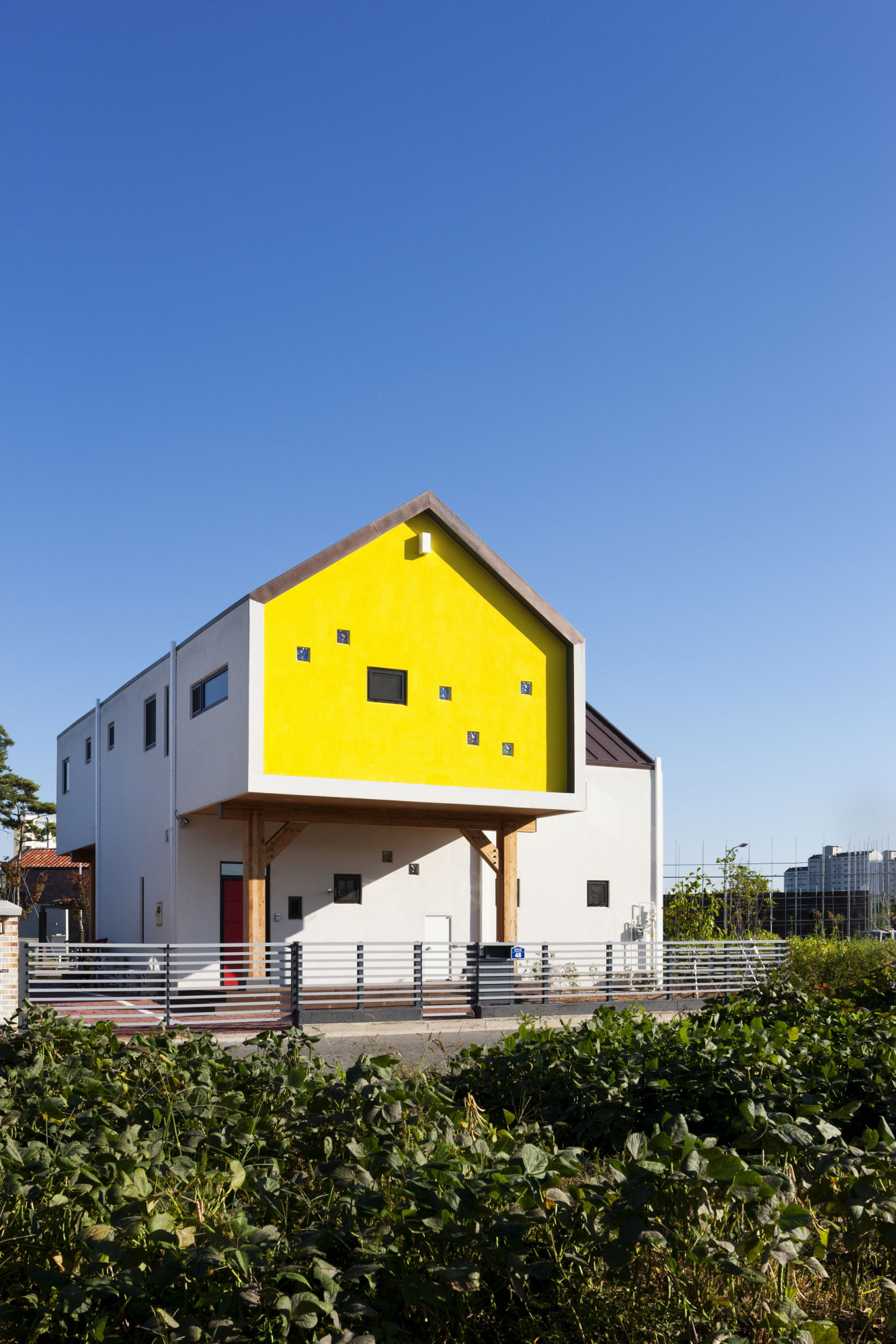 An Elegant Contemporary Home with Playful Interiors in Jeollabuk-do, South Korea by KDDH architects (4)
