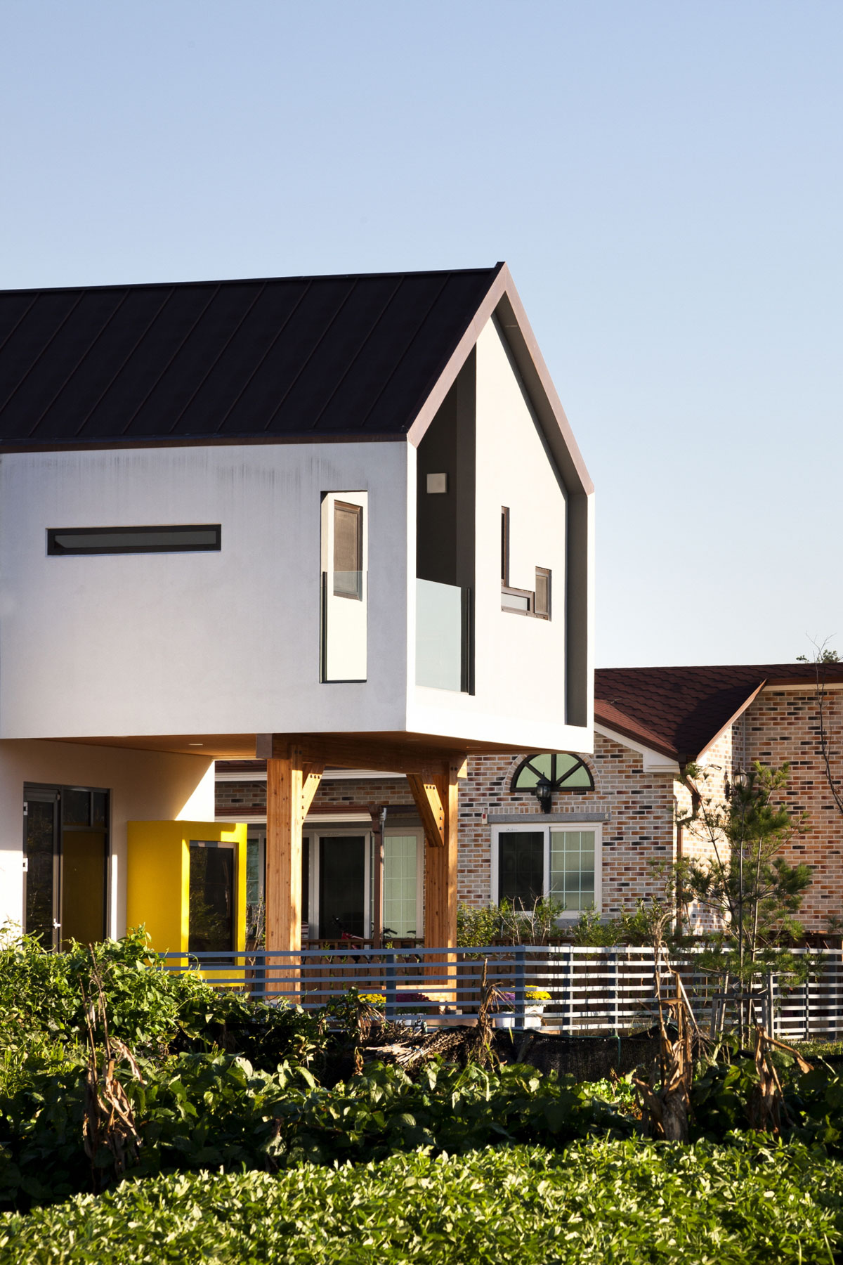 An Elegant Contemporary Home with Playful Interiors in Jeollabuk-do, South Korea by KDDH architects (6)