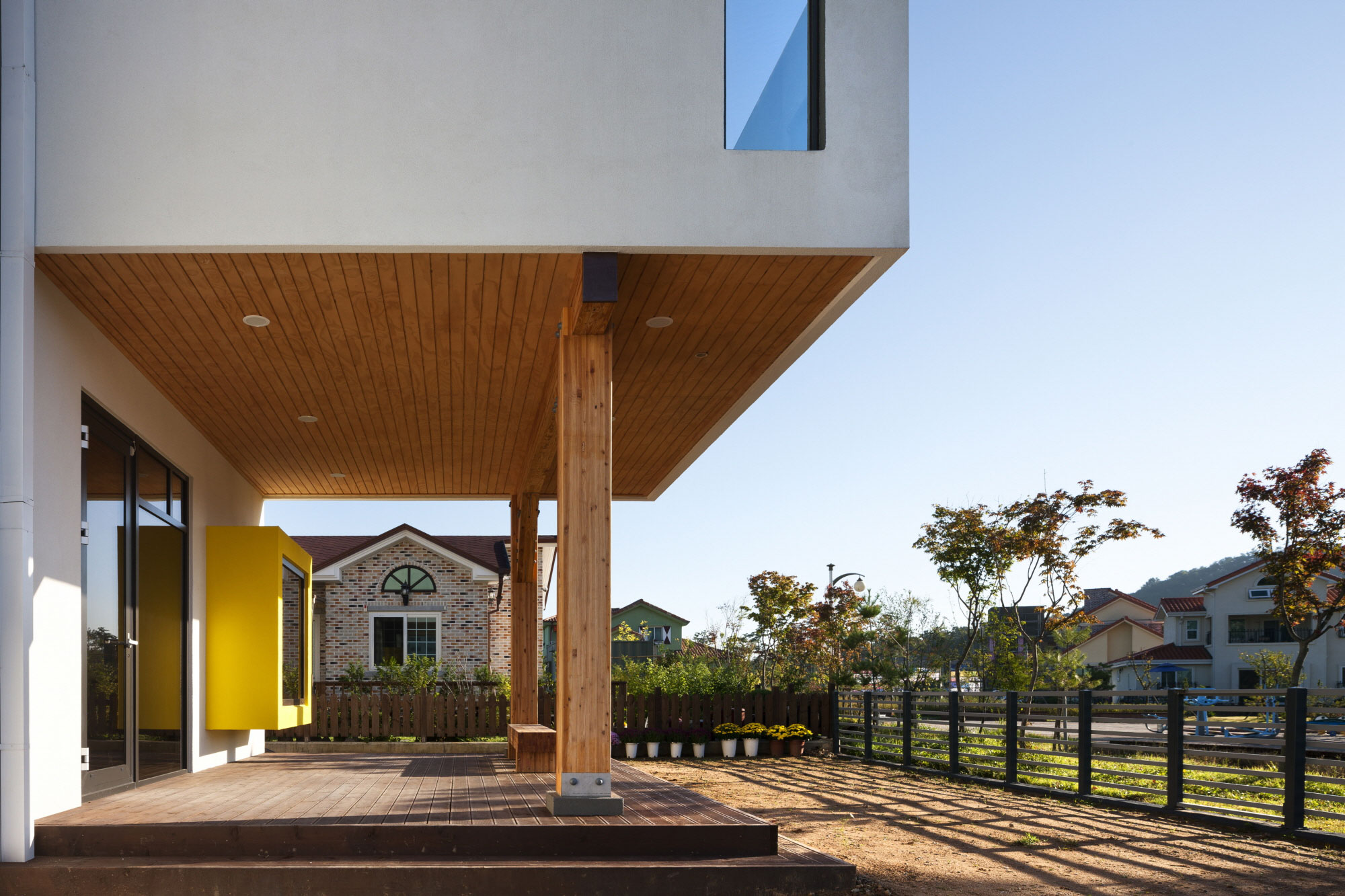 An Elegant Contemporary Home with Playful Interiors in Jeollabuk-do, South Korea by KDDH architects (7)