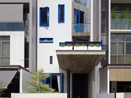 An Elegant Contemporary Home with Unique and Unconventional Layouts in Singapore by Envelope Architects (1)