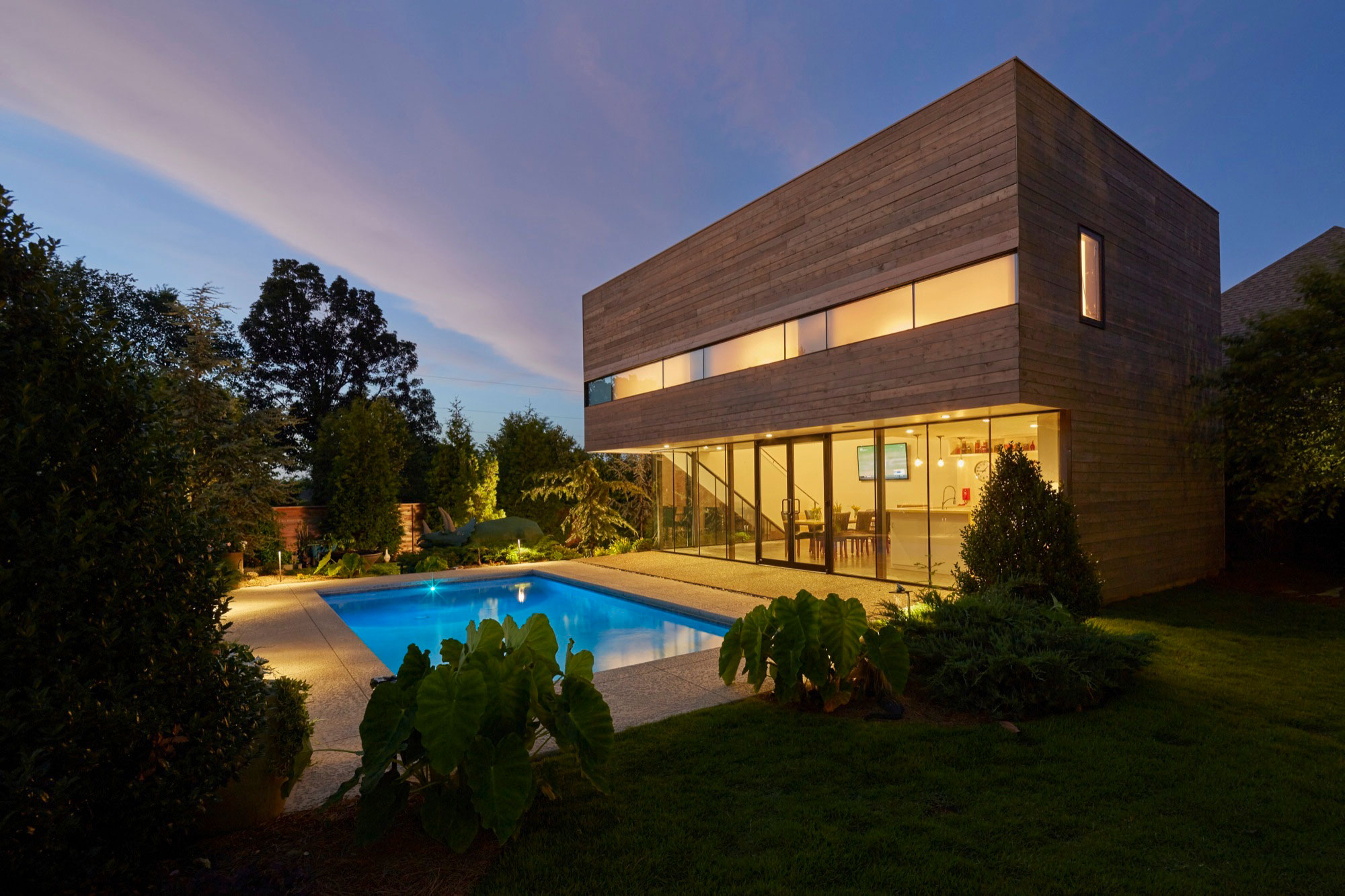 An Elegant Contemporary Pool House with Room to Sleep Six People in Springdale by Marlon Blackwell Architect (5)