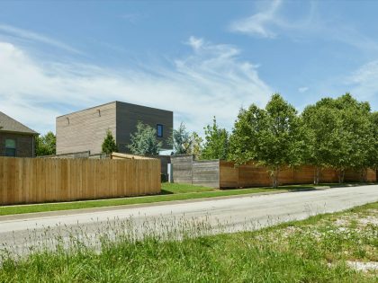 An Elegant Contemporary Pool House with Room to Sleep Six People in Springdale by Marlon Blackwell Architect (7)