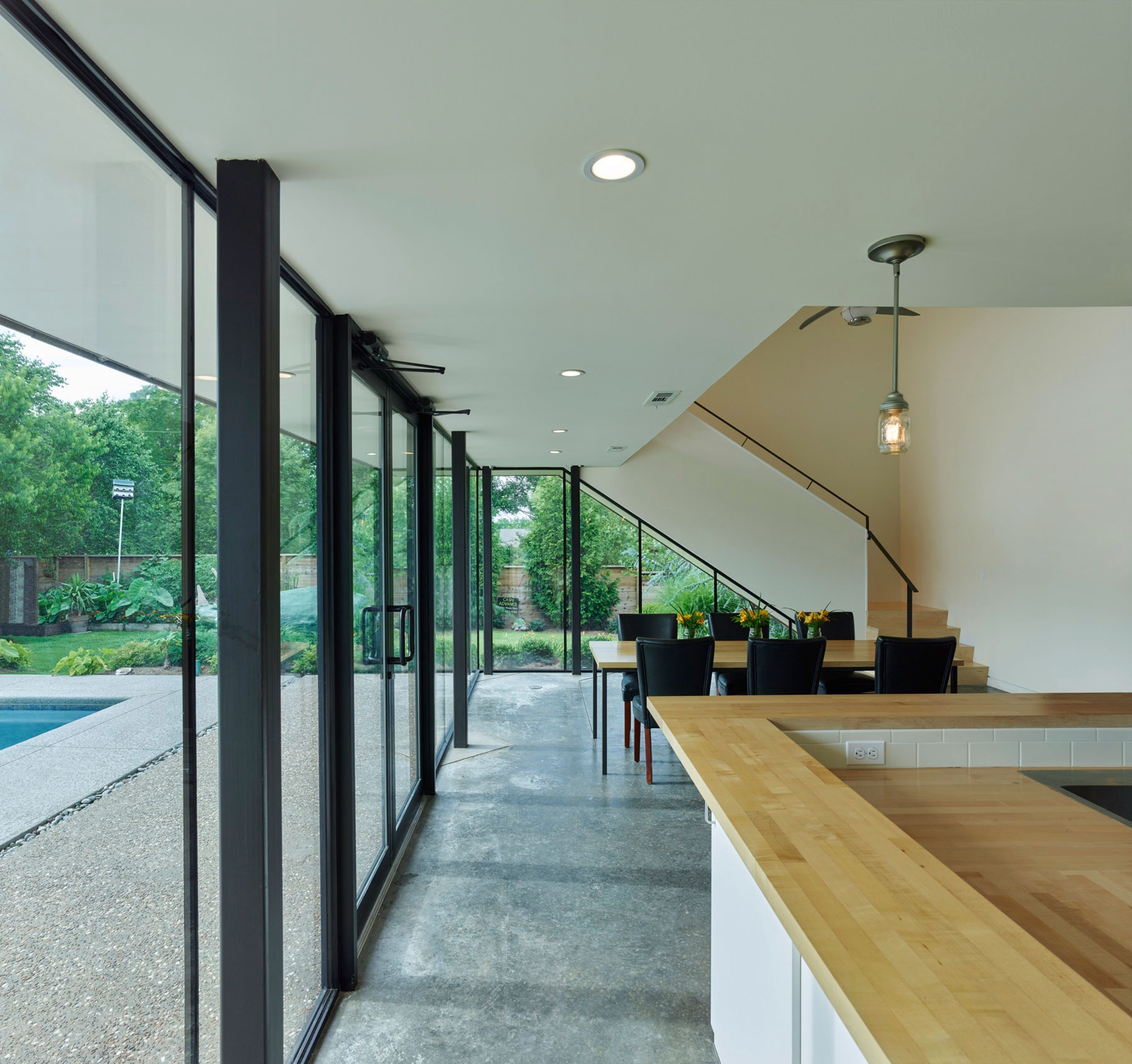 An Elegant Contemporary Pool House with Room to Sleep Six People in Springdale by Marlon Blackwell Architect (8)