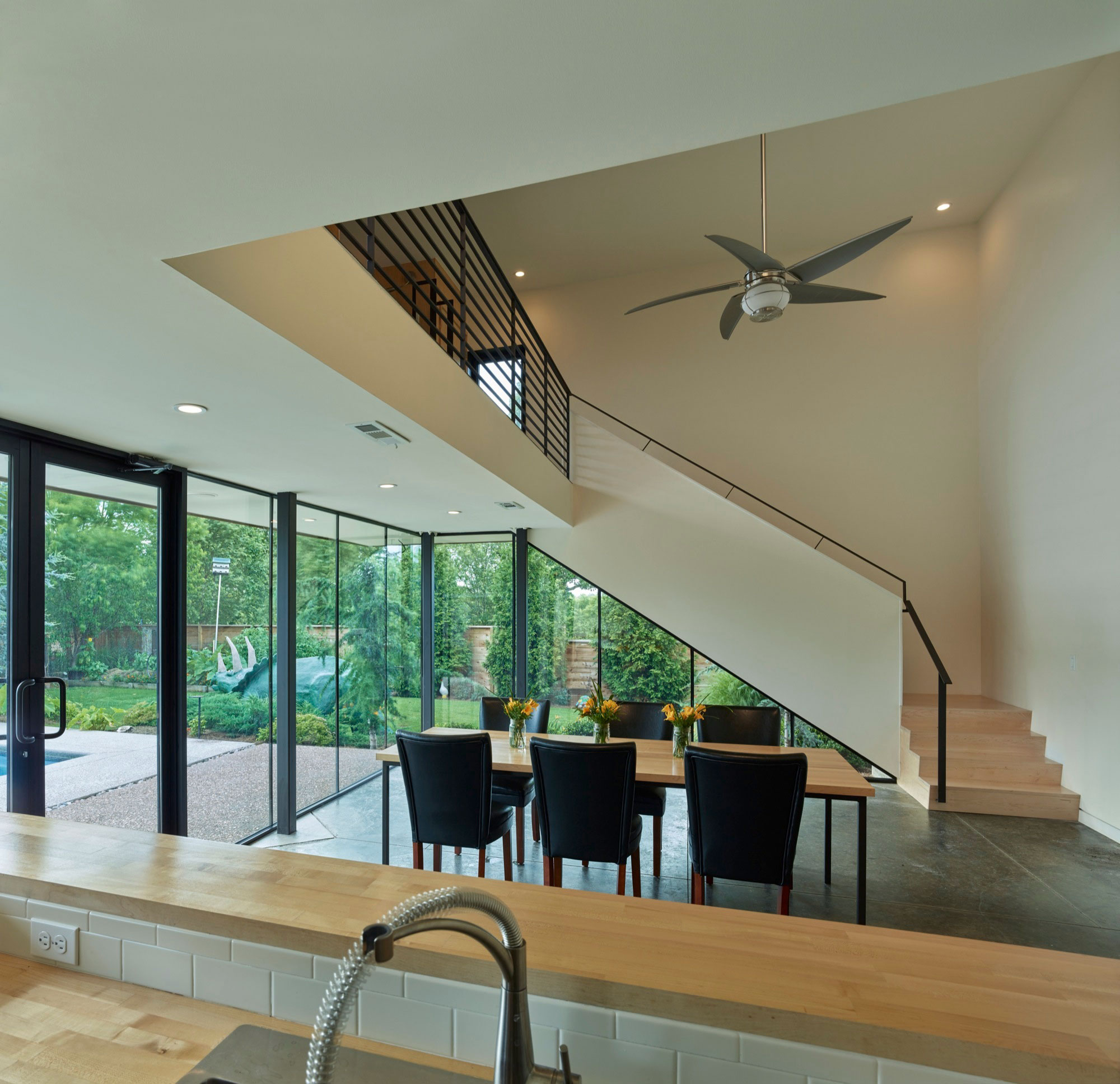 An Elegant Contemporary Pool House with Room to Sleep Six People in Springdale by Marlon Blackwell Architect (9)