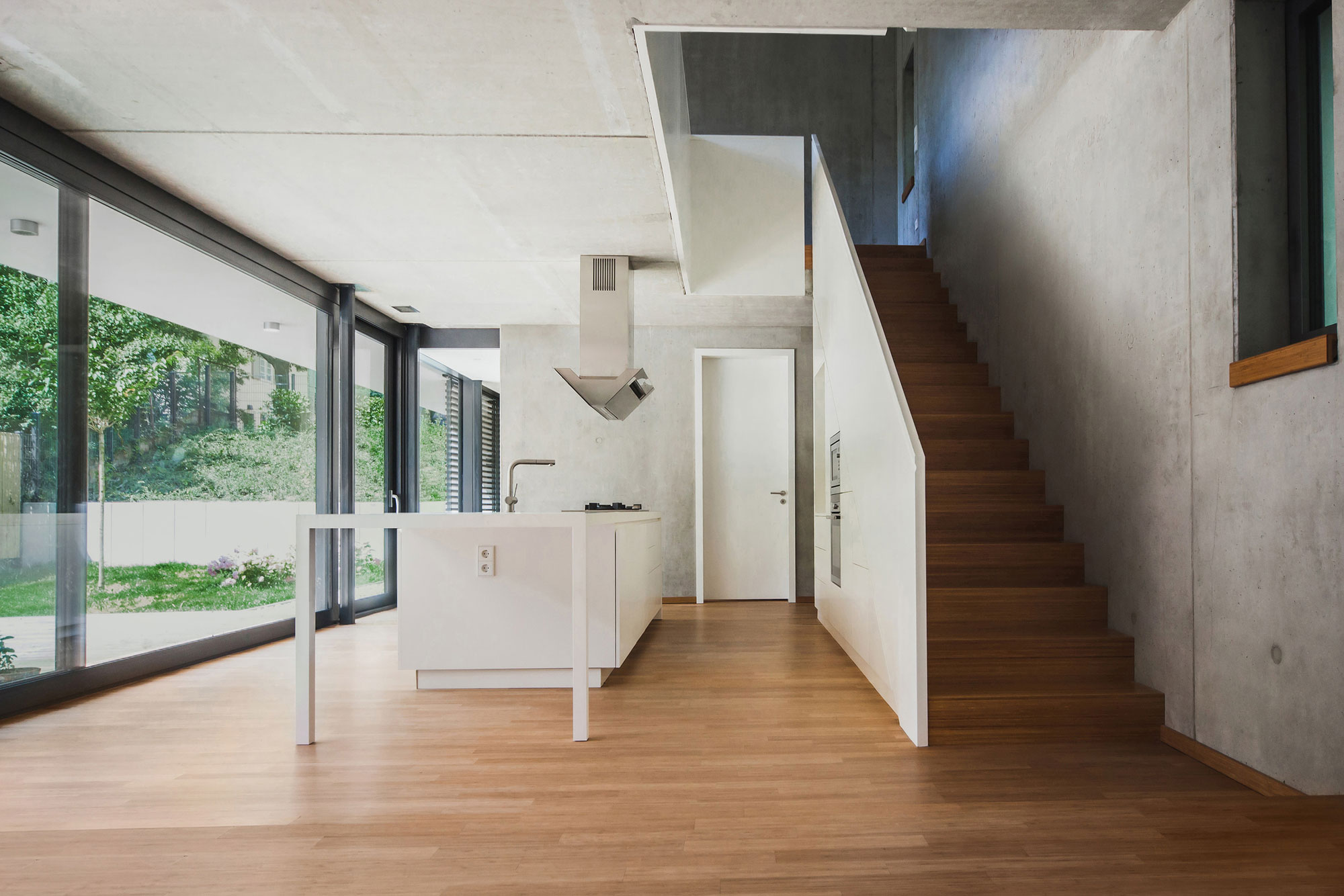 An Elegant Modern Detached House for a Young Family in Wilmersdorf by Peter Ruge Architekten (5)