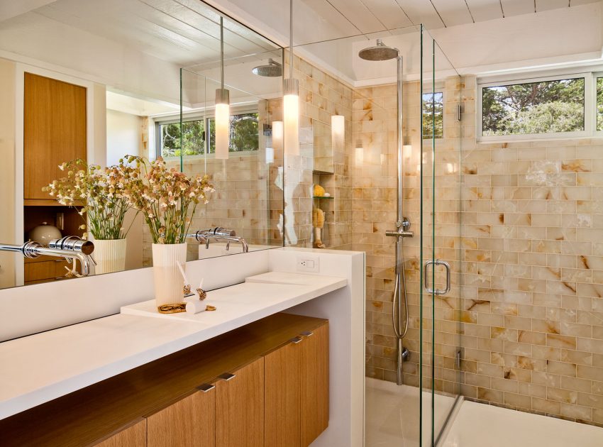 An Elegant Mid-Century Home with Luminous Interiors in Carmel by Studio Schicketanz (14)