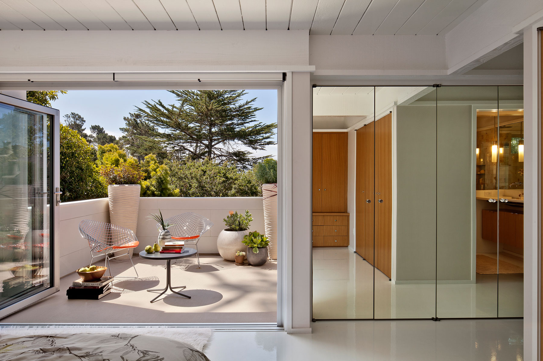 An Elegant Mid-Century Home with Luminous Interiors in Carmel by Studio Schicketanz (7)