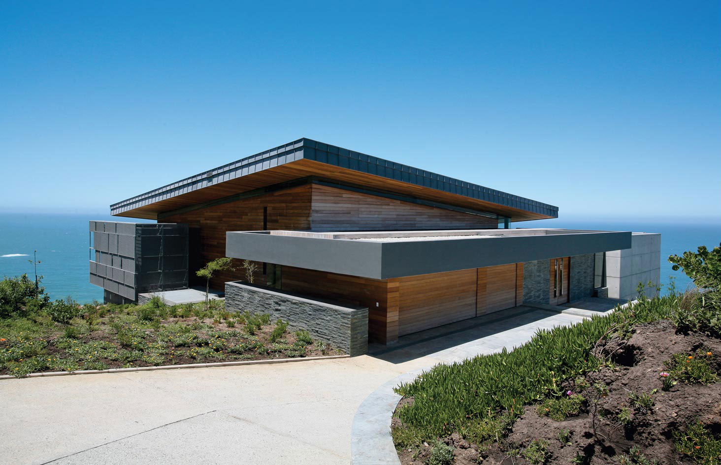 An Elegant Modern Cliff House with Breathtaking Sea Views in Knysna, South Africa by SAOTA and Antoni Associates (1)