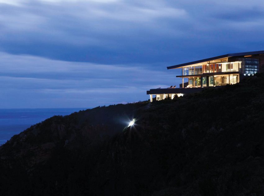 An Elegant Modern Cliff House with Breathtaking Sea Views in Knysna, South Africa by SAOTA and Antoni Associates (16)