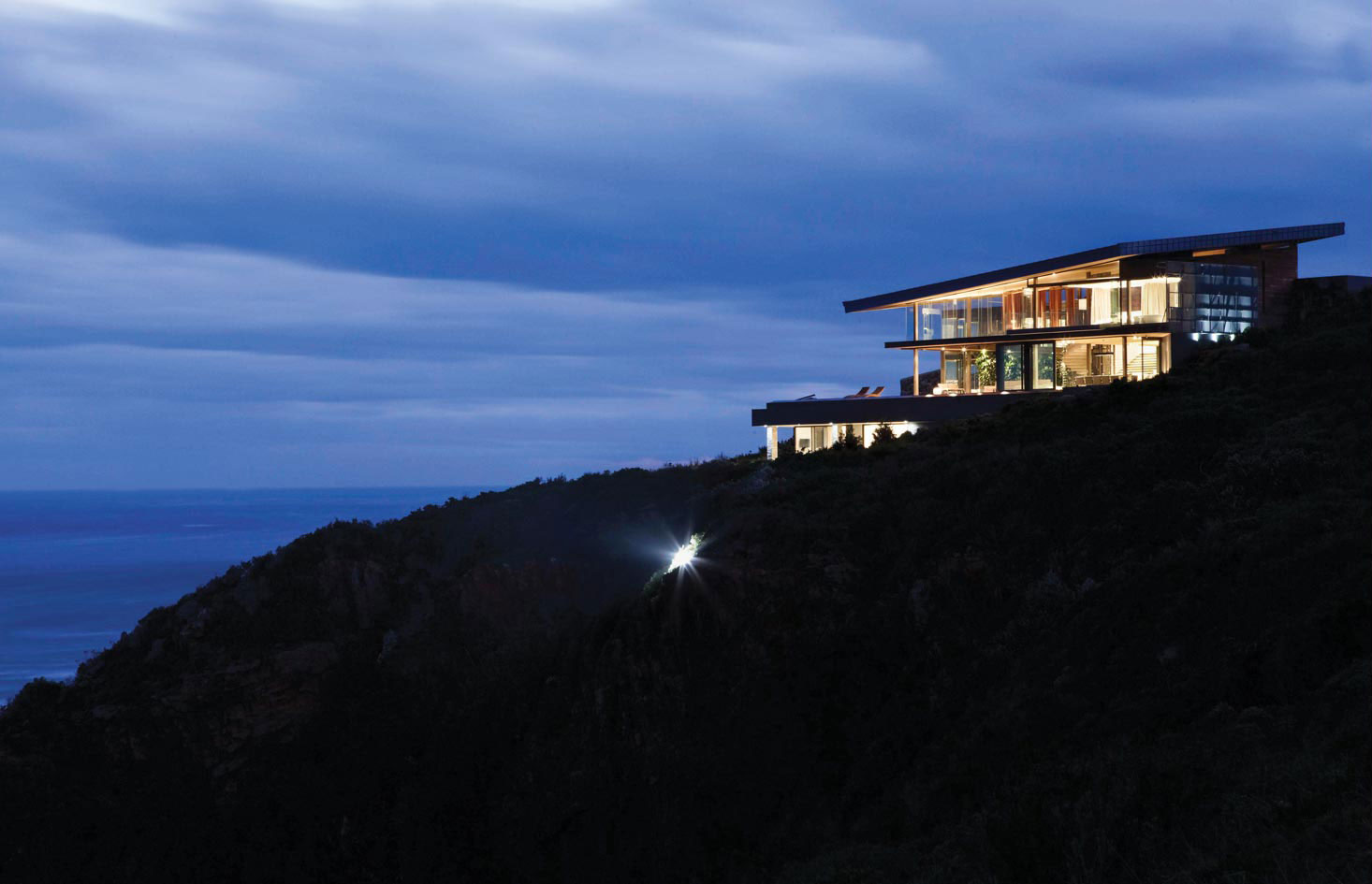 An Elegant Modern Cliff House with Breathtaking Sea Views in Knysna, South Africa by SAOTA and Antoni Associates (16)
