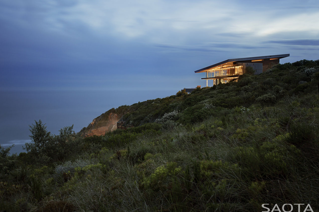 An Elegant Modern Cliff House with Breathtaking Sea Views in Knysna, South Africa by SAOTA and Antoni Associates (17)