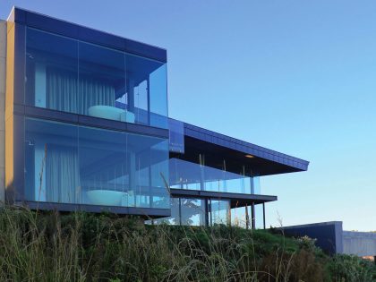 An Elegant Modern Cliff House with Breathtaking Sea Views in Knysna, South Africa by SAOTA and Antoni Associates (3)