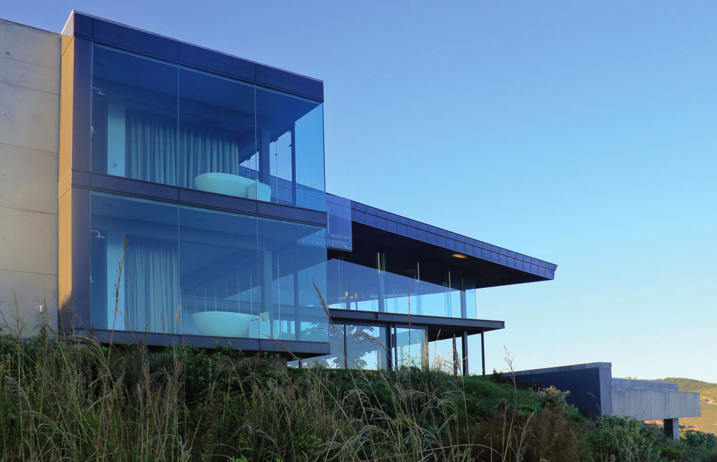 An Elegant Modern Cliff House with Breathtaking Sea Views in Knysna, South Africa by SAOTA and Antoni Associates (3)