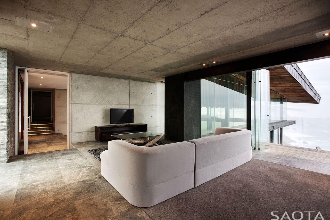 An Elegant Modern Cliff House with Breathtaking Sea Views in Knysna, South Africa by SAOTA and Antoni Associates (9)