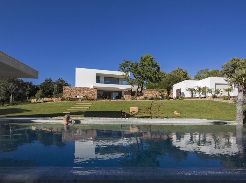 An Elegant Modern Countryside Home with Warm and Natural Atmosphere in Lagos, Portugal by Mario Martins Atelier (1)