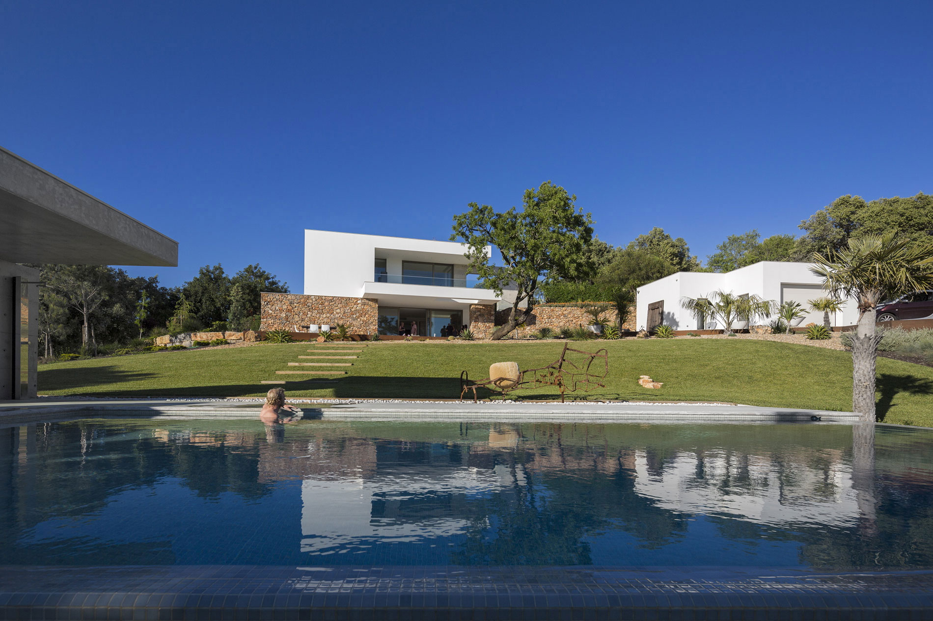 An Elegant Modern Countryside Home with Warm and Natural Atmosphere in Lagos, Portugal by Mario Martins Atelier (1)