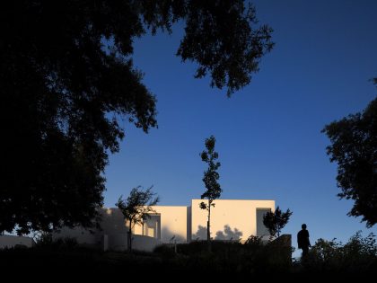 An Elegant Modern Countryside Home with Warm and Natural Atmosphere in Lagos, Portugal by Mario Martins Atelier (11)