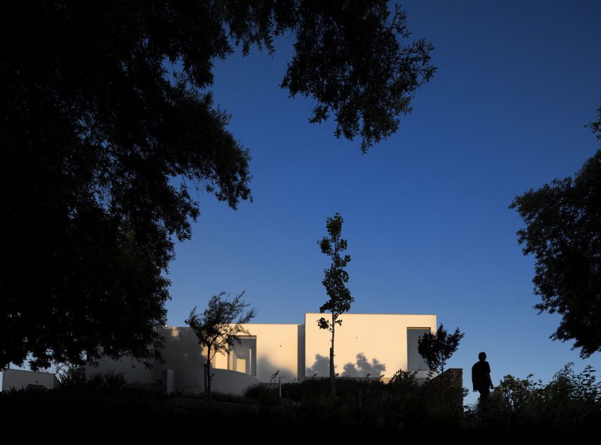 An Elegant Modern Countryside Home with Warm and Natural Atmosphere in Lagos, Portugal by Mario Martins Atelier (11)