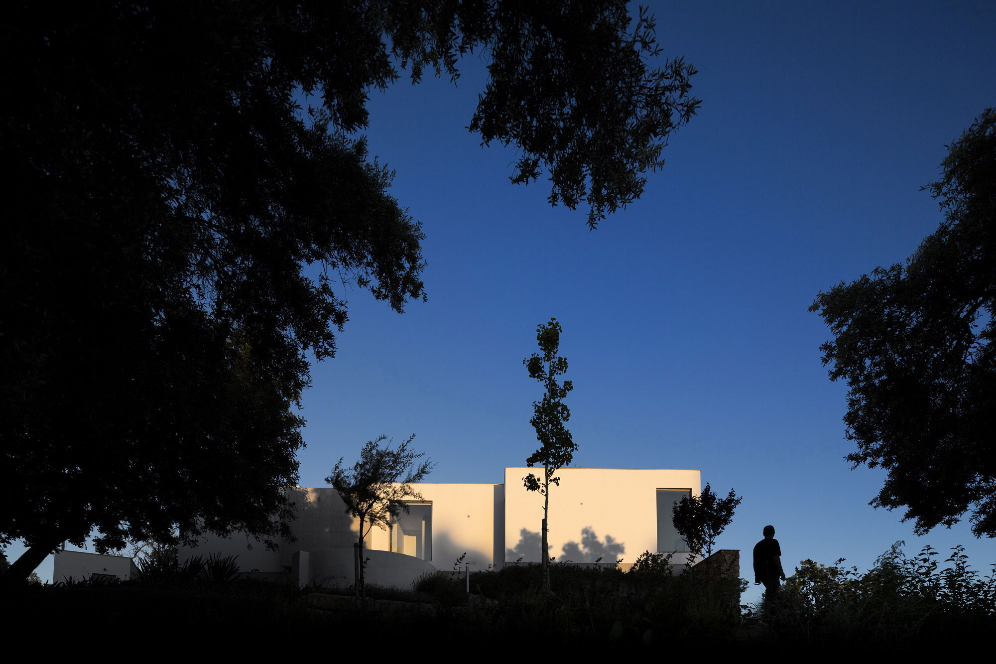 An Elegant Modern Countryside Home with Warm and Natural Atmosphere in Lagos, Portugal by Mario Martins Atelier (11)