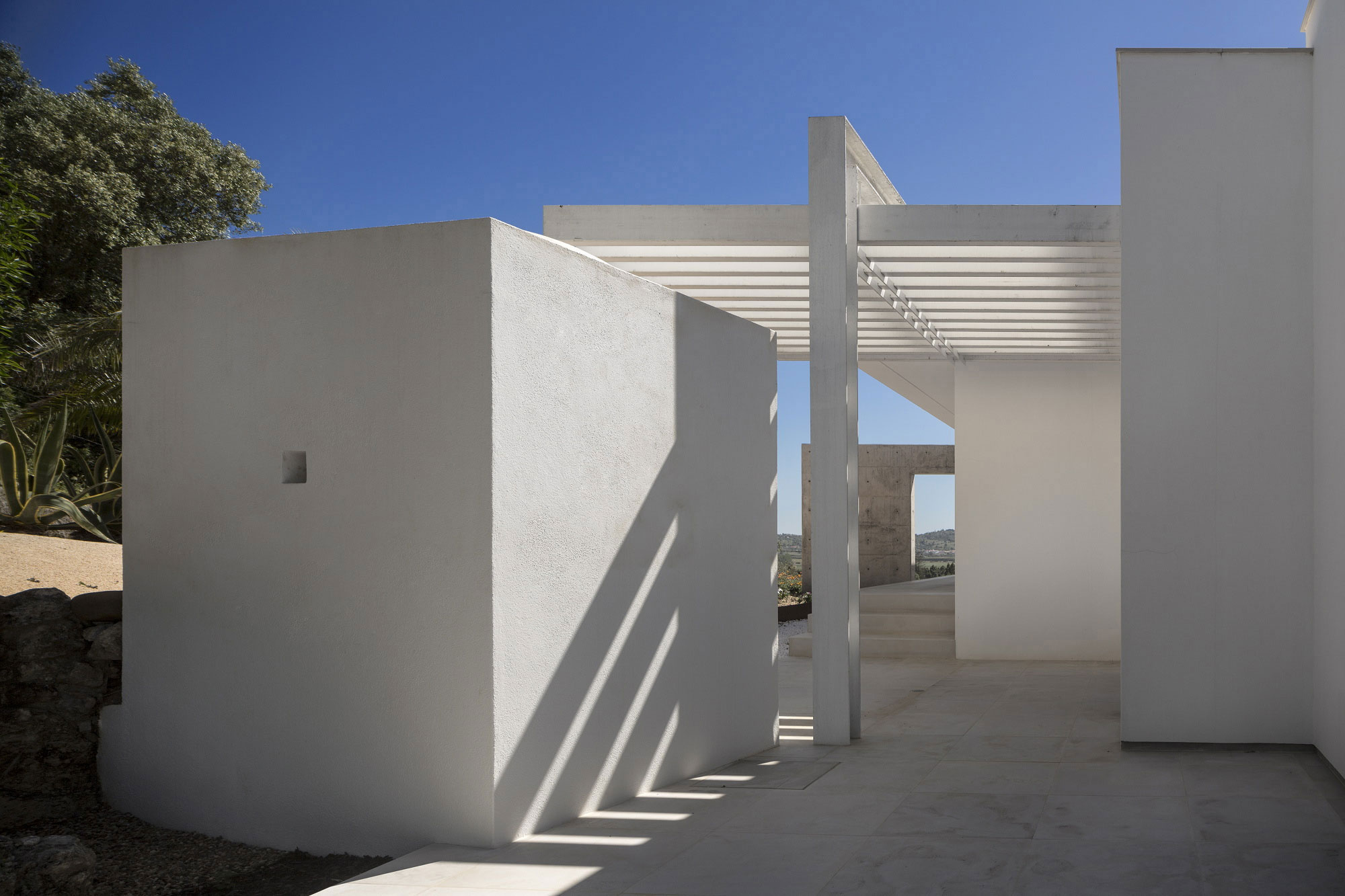 An Elegant Modern Countryside Home with Warm and Natural Atmosphere in Lagos, Portugal by Mario Martins Atelier (12)