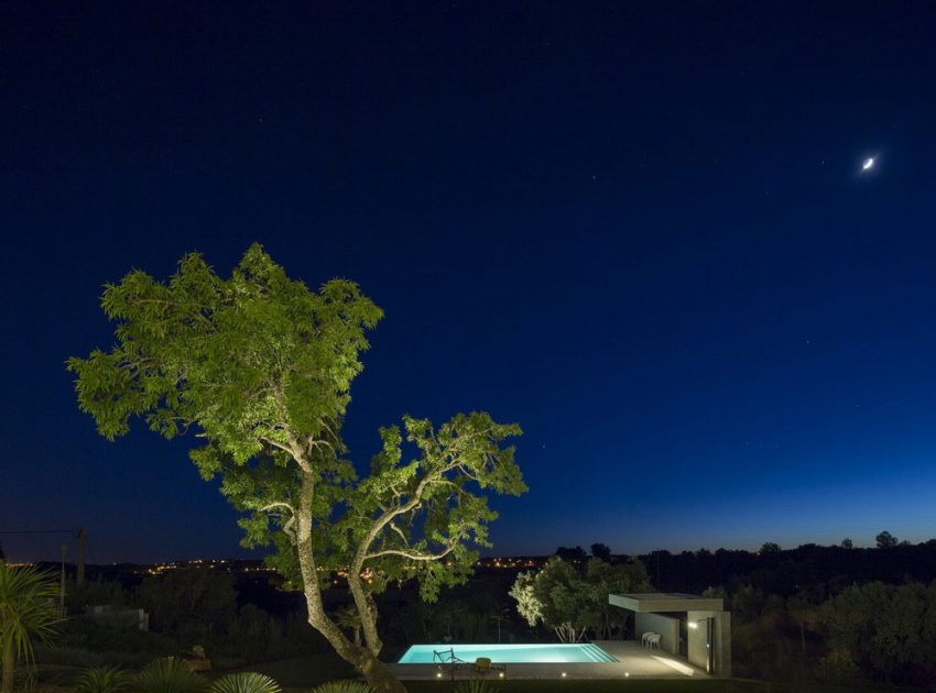 An Elegant Modern Countryside Home with Warm and Natural Atmosphere in Lagos, Portugal by Mario Martins Atelier (18)