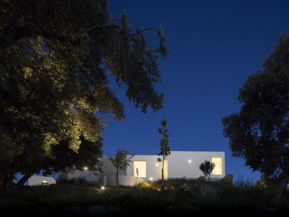 An Elegant Modern Countryside Home with Warm and Natural Atmosphere in Lagos, Portugal by Mario Martins Atelier (19)