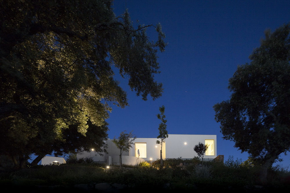 An Elegant Modern Countryside Home with Warm and Natural Atmosphere in Lagos, Portugal by Mario Martins Atelier (19)
