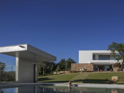 An Elegant Modern Countryside Home with Warm and Natural Atmosphere in Lagos, Portugal by Mario Martins Atelier (2)