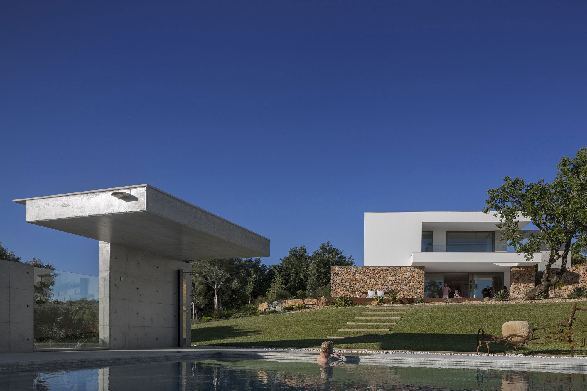An Elegant Modern Countryside Home with Warm and Natural Atmosphere in Lagos, Portugal by Mario Martins Atelier (2)