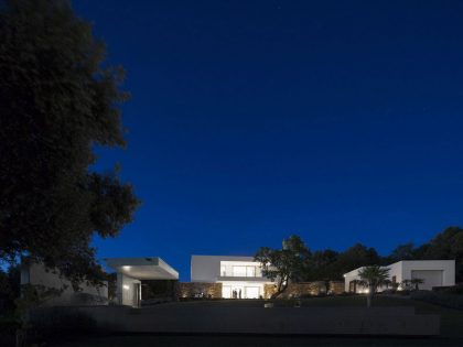 An Elegant Modern Countryside Home with Warm and Natural Atmosphere in Lagos, Portugal by Mario Martins Atelier (20)