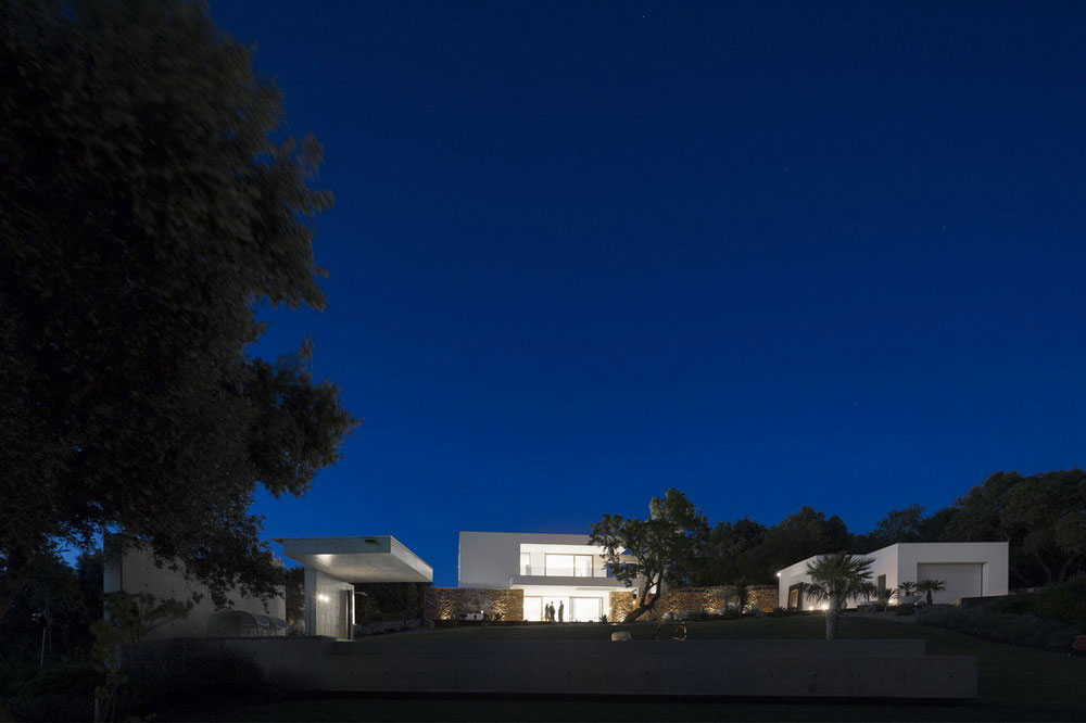 An Elegant Modern Countryside Home with Warm and Natural Atmosphere in Lagos, Portugal by Mario Martins Atelier (20)