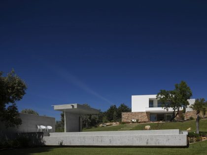 An Elegant Modern Countryside Home with Warm and Natural Atmosphere in Lagos, Portugal by Mario Martins Atelier (3)