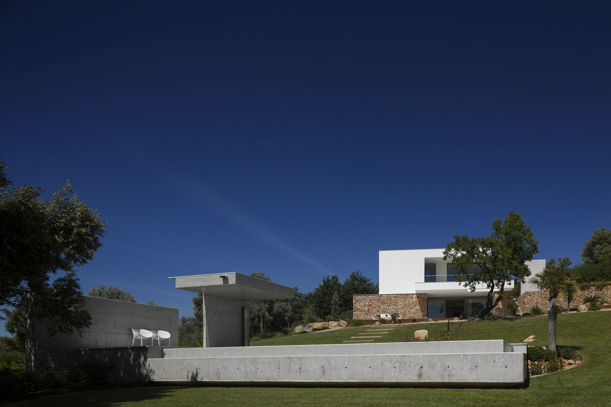 An Elegant Modern Countryside Home with Warm and Natural Atmosphere in Lagos, Portugal by Mario Martins Atelier (3)